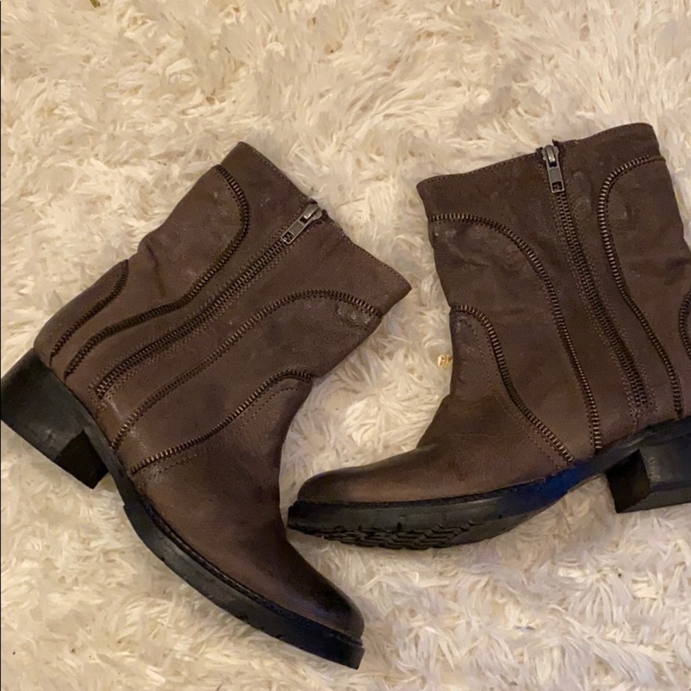 Adam Tucker Me Too  Lawson Boot NWOT